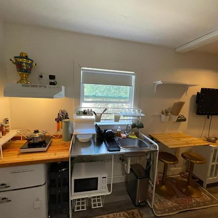 Petite Guesthouse With Kitchenette And Private Bathroom Лейк Изабела Екстериор снимка