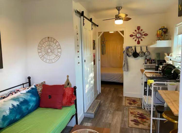 Petite Guesthouse With Kitchenette And Private Bathroom Лейк Изабела Екстериор снимка